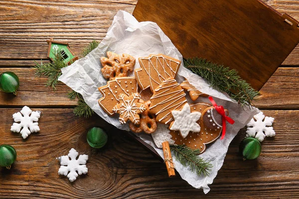 Krabice Perníkovými Sušenkami Jedlovými Větvemi Vánoční Ozdobou Dřevěném Pozadí — Stock fotografie