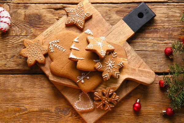 Deska Chutné Perníkové Sušenky Vánoční Kuličky Dřevěném Pozadí — Stock fotografie