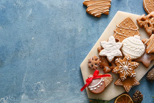 배경에 맛있는 크리스마스 쿠키가 이사회 — 스톡 사진