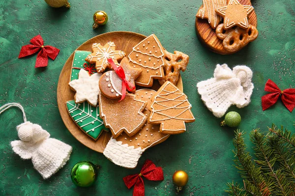 Plate Tasty Gingerbread Cookies Christmas Decorations Color Background — Stock Photo, Image