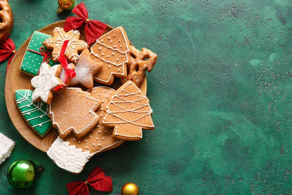 配上美味的姜饼饼干和绿色背景的圣诞装饰品 — 图库照片