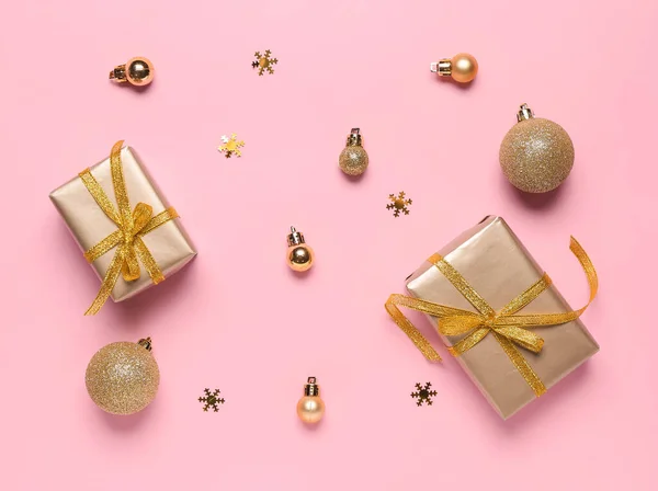 ピンクの背景にクリスマスプレゼントや装飾と組成 — ストック写真