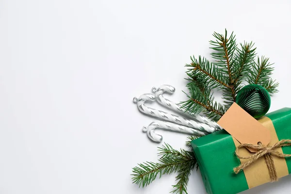 白い背景にクリスマスプレゼント 装飾やモミの枝と構成 — ストック写真