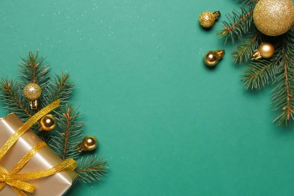 モミの枝 クリスマスボールと緑の背景にギフトボックスと構成 — ストック写真