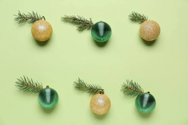 초록색 배경에 크리스마스볼 전나무 가지들 — 스톡 사진