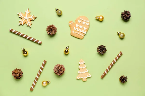 Biscuits Savoureux Cônes Pin Décorations Noël Sur Fond Vert — Photo