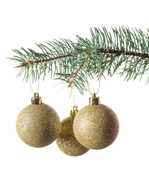 白い背景にモミの枝にぶら下がっている美しいクリスマスボール ストックフォト