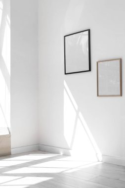 Boş çerçeveler odadaki ışık duvarında asılı.