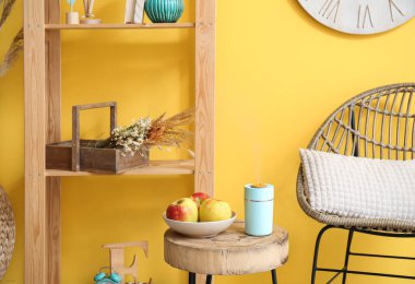 Nemlendirici ve elmalı bir masa.