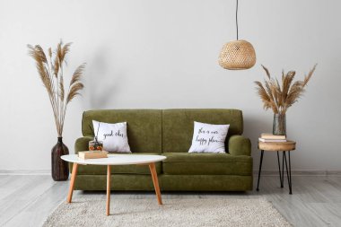 İçinde kanepe ve masalar olan modern bir oda.