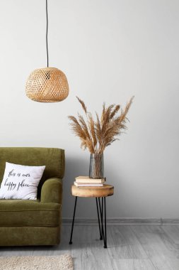 Kanepesi ve masası olan modern bir oda.