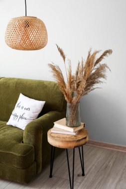 Masası ve kanepesi olan modern bir oda.