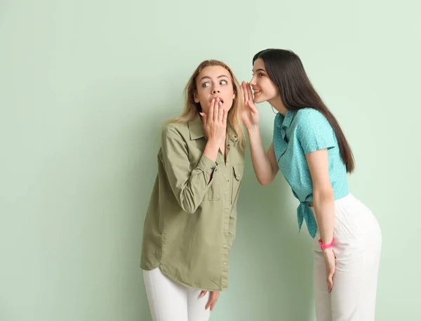 Giovani Donne Pettegolezzi Sfondo Colore — Foto Stock