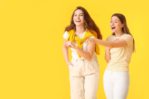 Young Gossiping Women Color Background — Stock Photo, Image