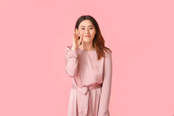 Ung Asiatisk Kvinna Zippa Munnen Färg Bakgrund — Stockfoto