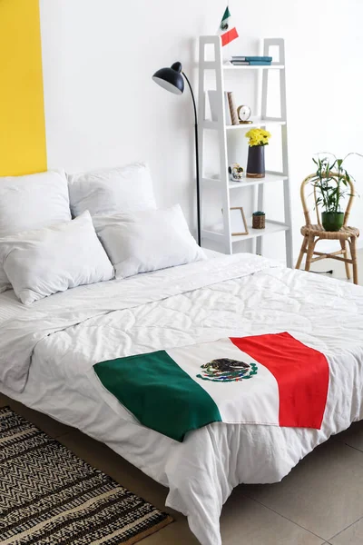 Belső Tér Elegáns Hálószoba Mexikói Zászlóval — Stock Fotó