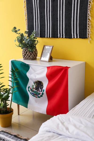 Interior Quarto Elegante Com Bandeira Mexicana — Fotografia de Stock