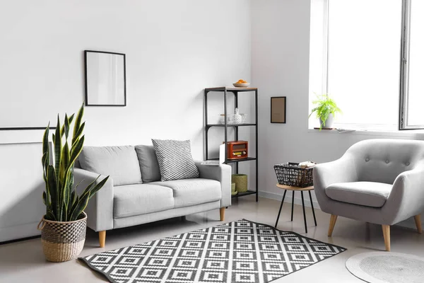 Interior Ruang Tamu Cahaya Dengan Bingkai Kosong Sofa Dan Kursi — Stok Foto