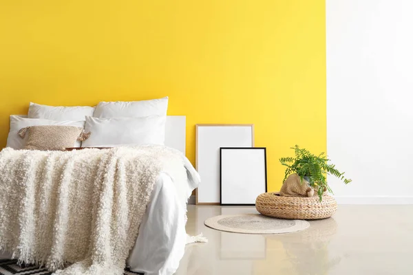 寝室の黄色の壁の近くの空白のフレーム — ストック写真