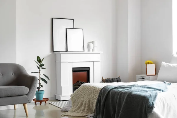 Comfortabel Bed Bij Open Haard Met Blanco Posters Kamer — Stockfoto