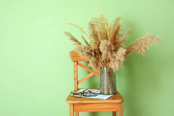 Vase Dry Reeds Chair Color Wall — Stock Photo, Image