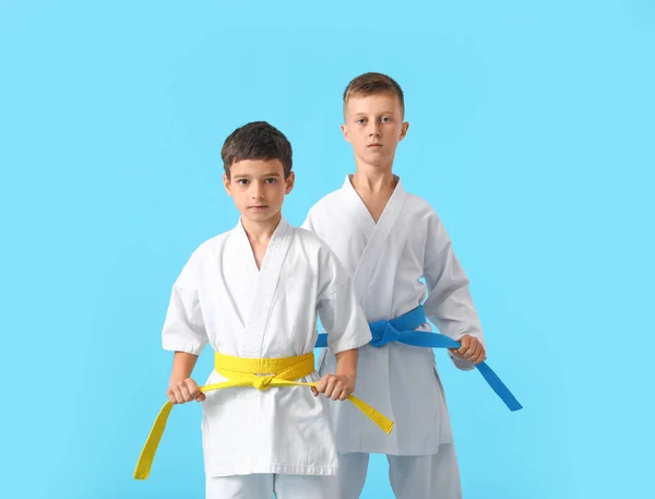 Niños Pequeños Karategi Sobre Fondo Color — Foto de Stock