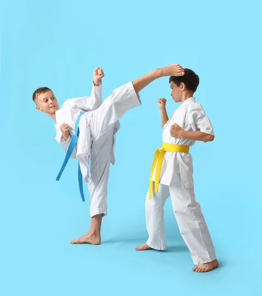 Niños Practicando Karate Sobre Fondo Color — Foto de Stock