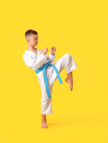 Niño Practicando Karate Sobre Fondo Color — Foto de Stock
