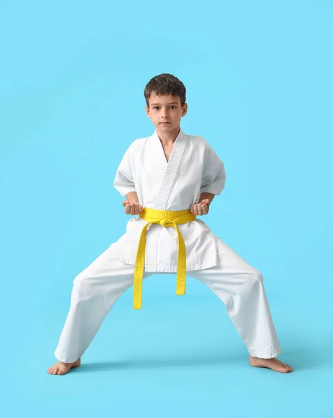 Niño Practicando Karate Sobre Fondo Color —  Fotos de Stock