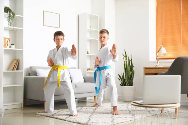 Niños Pequeños Estudiando Karate Línea Casa — Foto de Stock