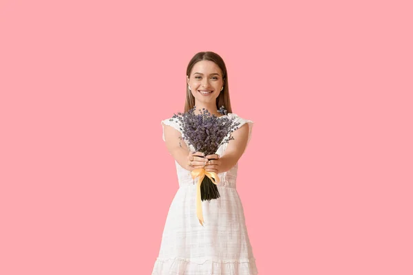 Belle Jeune Femme Avec Bouquet Lavande Sur Fond Couleur — Photo