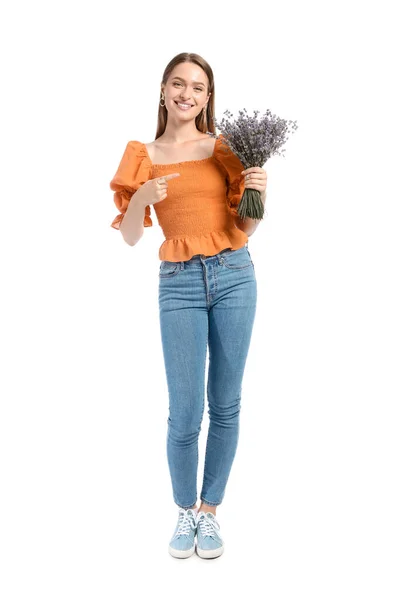 白い背景にラベンダーの花束を持つ美しい若い女性 — ストック写真