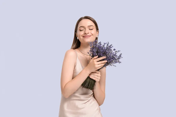 Vacker Ung Kvinna Med Bukett Lavendel Ljus Bakgrund — Stockfoto