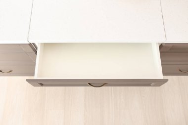 Odada açık mutfak çekmecesi