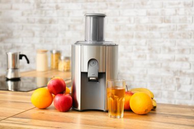 Mutfaktaki taze meyveli modern meyve sıkacağı.