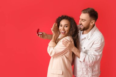 Genç bir adam kız arkadaşına evlenme teklif ediyor.