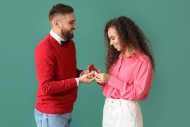 Genç bir adam kız arkadaşına evlenme teklif ediyor.