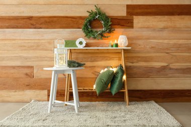 İçinde Noel süsü olan taburesi ve masası olan bir oda.