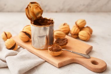 Masada yoğunlaştırılmış sütle lezzetli ceviz şekilli kurabiyeler.