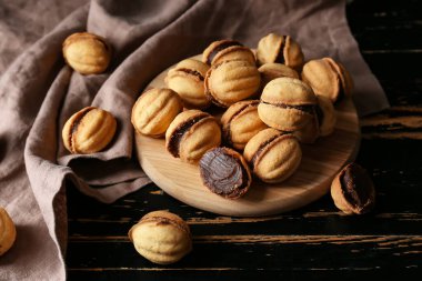 Masada yoğunlaştırılmış sütle lezzetli ceviz şekilli kurabiyeler.