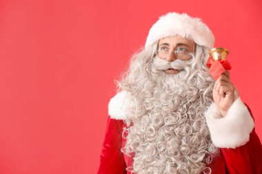 Kırmızı arka planda Noel çanı olan Noel Baba