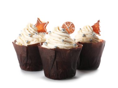 Beyaz arka planda lezzetli Noel kekleri