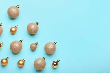 Mavi zemin üzerine altın Noel topları