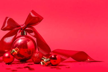 Kırmızı arka planda güzel noel baloları