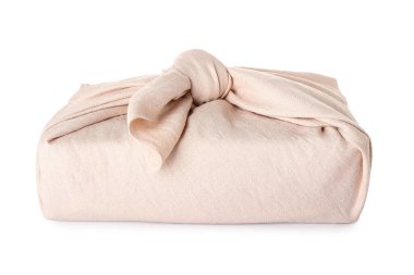 Beyaz arkaplanda kumaşa sarılı bir hediye kutusu