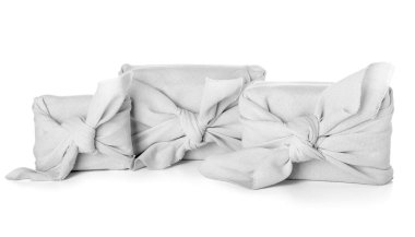 Beyaz arkaplanda izole edilmiş kumaşa sarılı hediye kutuları