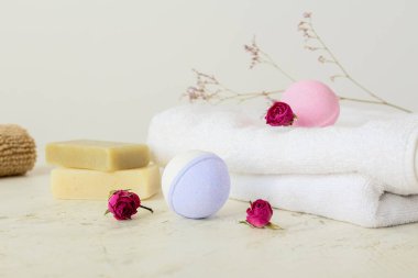 Banyo bombaları, sabun, havlu ve gül çiçekleri