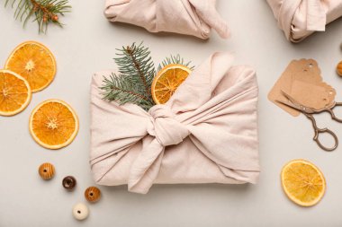 Işığa sarılmış kumaşa sarılmış güzel bir Noel hediyesi