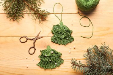Ahşap arka planda el yapımı Noel süslemeleri