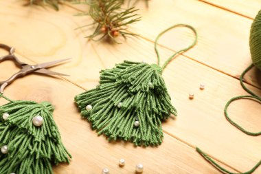 Ahşap arka planda el yapımı Noel süslemeleri, yakın plan